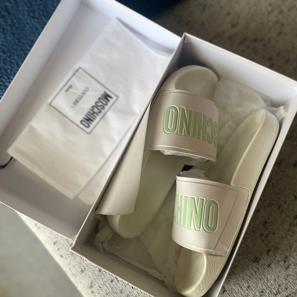 Moschino glow in the dark White and Green Slides - Picture 5 of 8